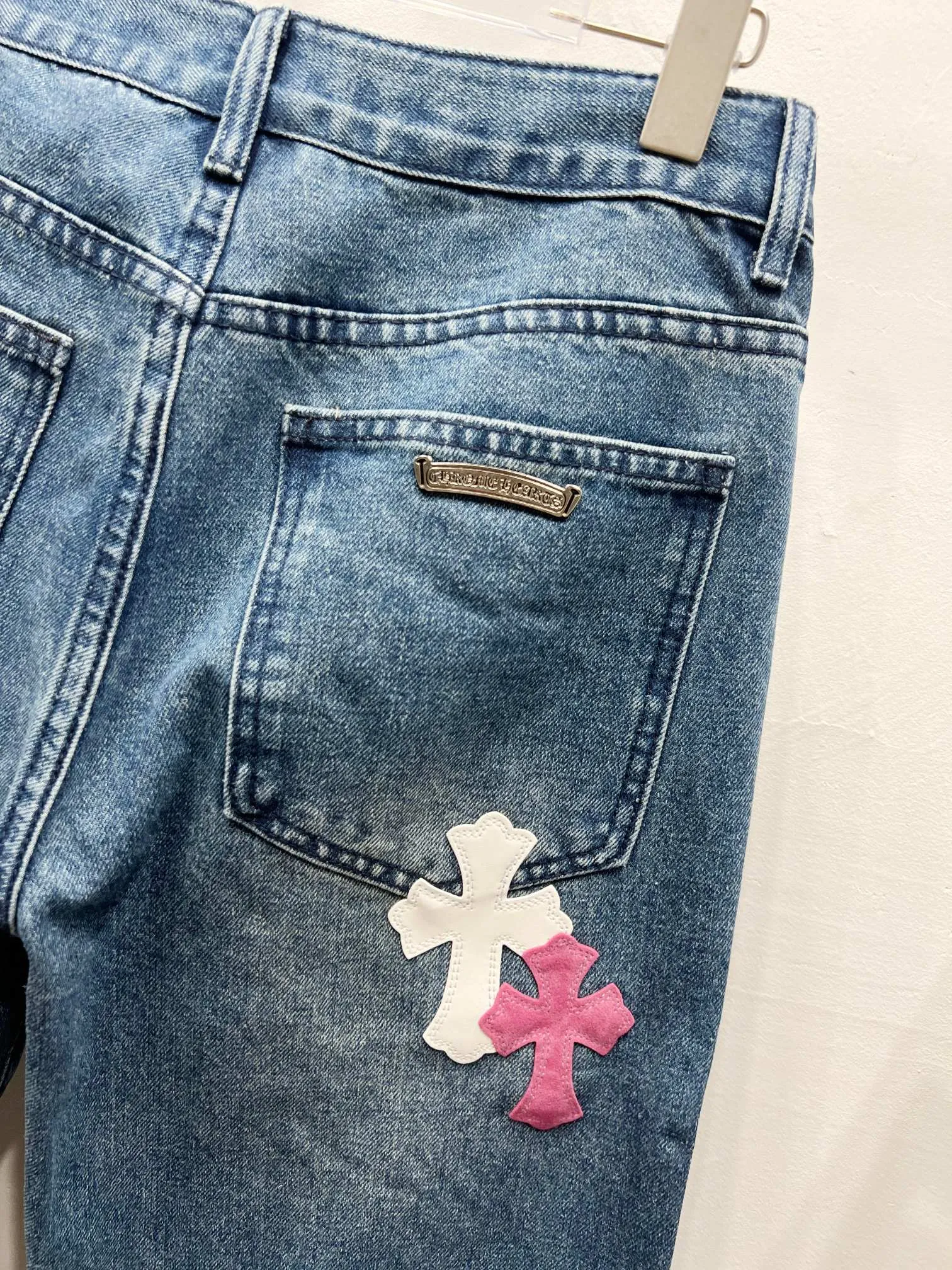P250 Style Number: (c040) Chrome Hearts & Chrome Hearts 25ss Color Cross Patch Leather Jeans Chrome Hearts’ logging pants are here! ! ! CH Croix Heart Double Knee Cross Patch Leather Bo1 Style Logging Pants Straight-leg Work Pants B136 Croix Heart Cross Sanskrit Overalls Price 24W Level, patchwork cross pattern embellishment, high-waisted washed jeans! ! Absolutely high-end luxury products, 1.9W level god-level single products, super popular products, made by top heavy industry, not to be missed. About Zangyin, this is an extremely luxurious fashion brand, which can also be called the nobles of the high street. It has always been an exclusive brand of some hipsters or rich second generation. Compared with ordinary high streets, it is more luxurious and noble. Compared with luxury brands, it has a more fashionable personality and has always been a brand that I have a special liking for. Imported yarn is custom-woven into high-density twill canvas, which ensures a crisp silhouette while also making the fabric feel very delicate. It follows the B01 classic silhouette and has a crisp and stylish upper body. The ready-made garments are stone-ground and fermented and can be matched with any style. Buttons and zinc-drawn washables are genuine YKK retro metal products. Double-layered canvas on the front. Perfect details. All hardware is perfect. Size: 28-30-32-34-36 Color: Blue